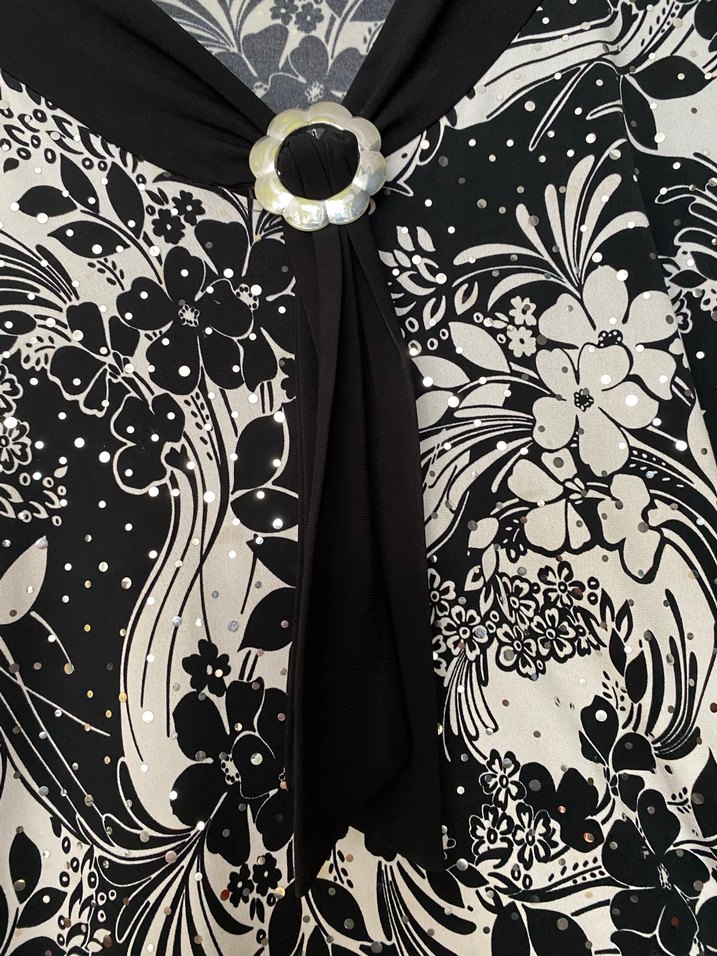V Yaka Desenli Uzun Kollu Parlak Siyah Bluz - Görsel 4