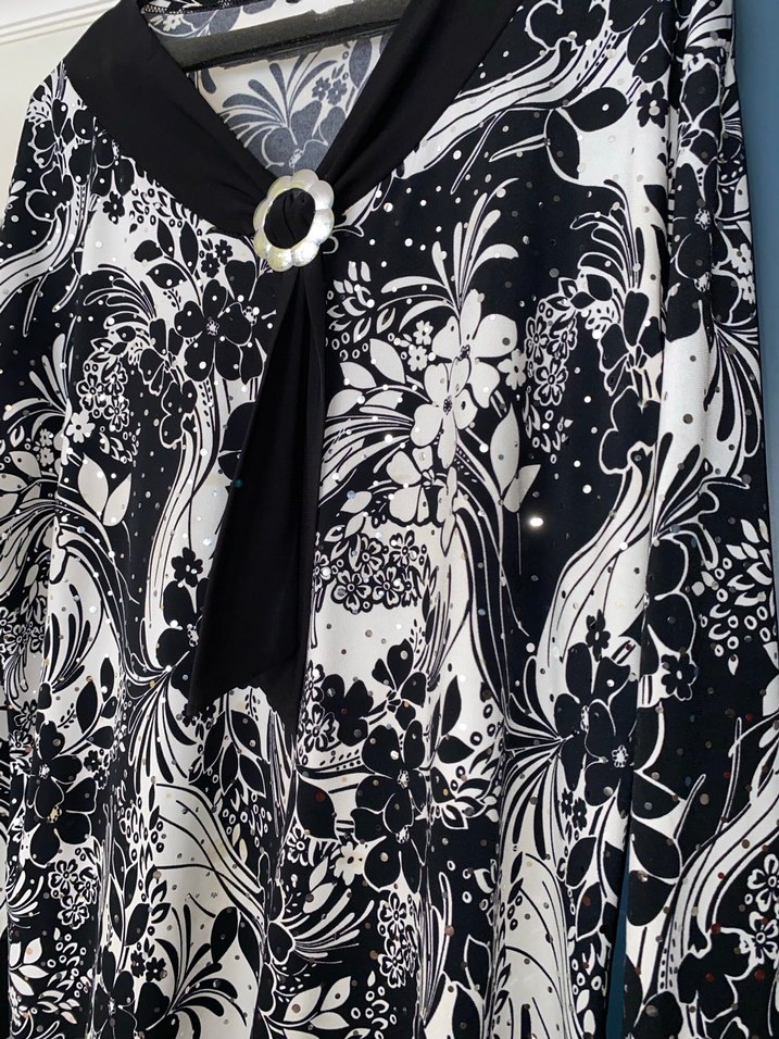 V Yaka Desenli Uzun Kollu Parlak Siyah Bluz - Görsel 2