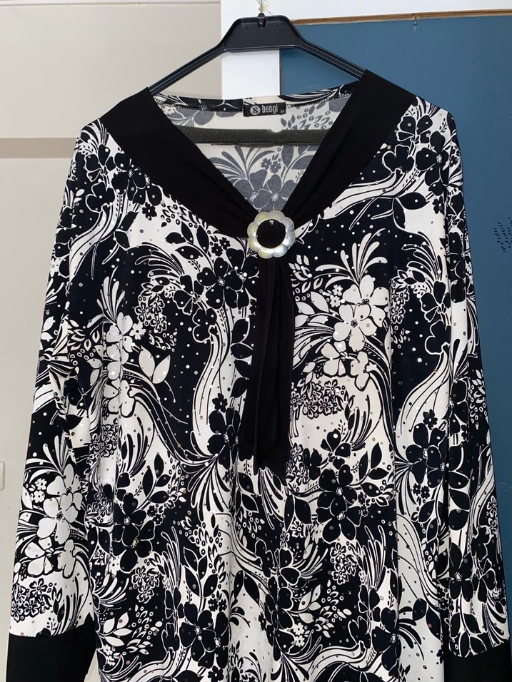 V Yaka Desenli Uzun Kollu Parlak Siyah Bluz - Görsel 3