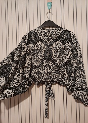 SİYAH BEYAZ DESENLİ BAĞLAMALI BLUZ Crop(krop) - Görsel 3