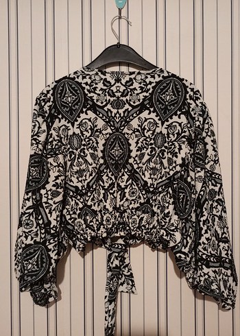 SİYAH BEYAZ DESENLİ BAĞLAMALI BLUZ Crop(krop) - Görsel 2