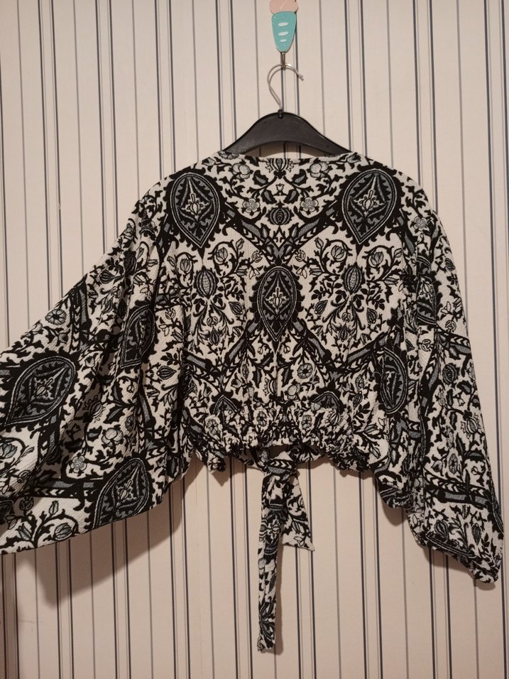SİYAH BEYAZ DESENLİ BAĞLAMALI BLUZ Crop(krop) - Görsel 3
