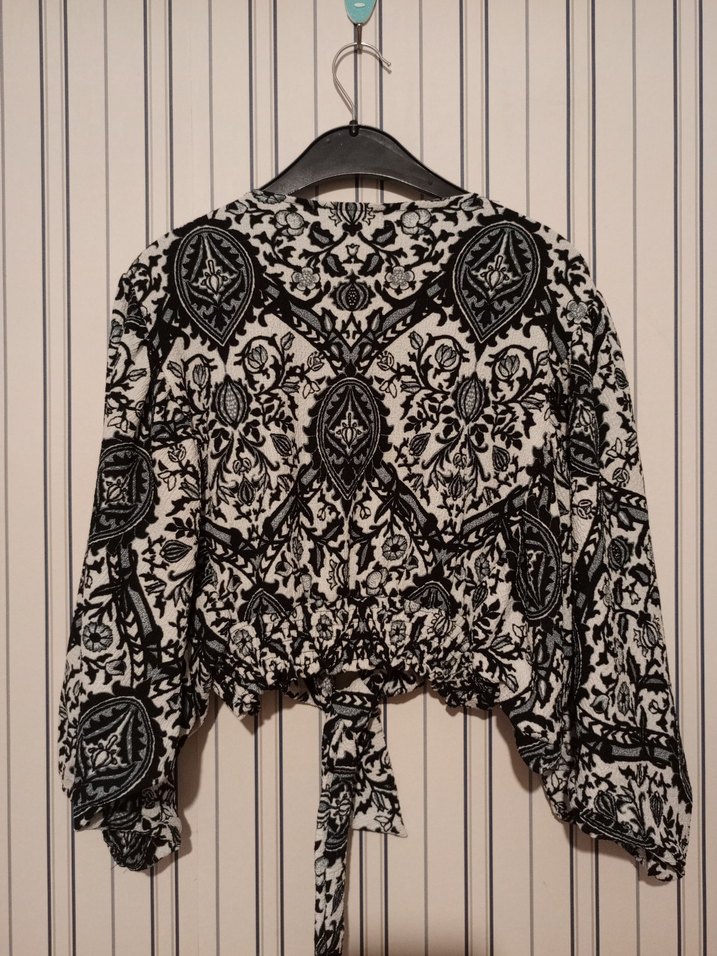 SİYAH BEYAZ DESENLİ BAĞLAMALI BLUZ Crop(krop) - Görsel 2