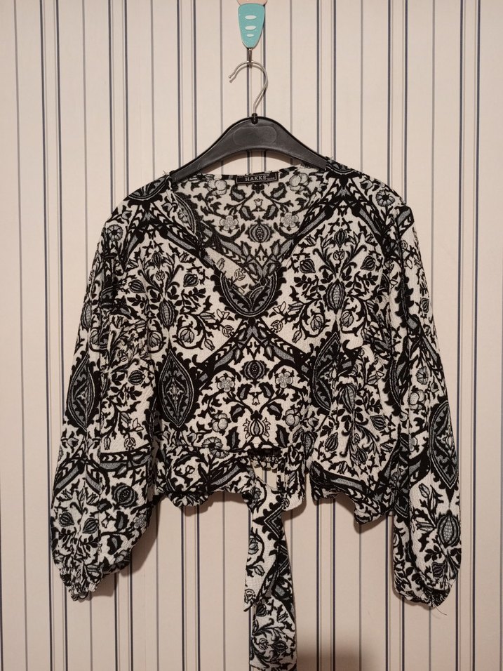 SİYAH BEYAZ DESENLİ BAĞLAMALI BLUZ Crop(krop) - Görsel 5