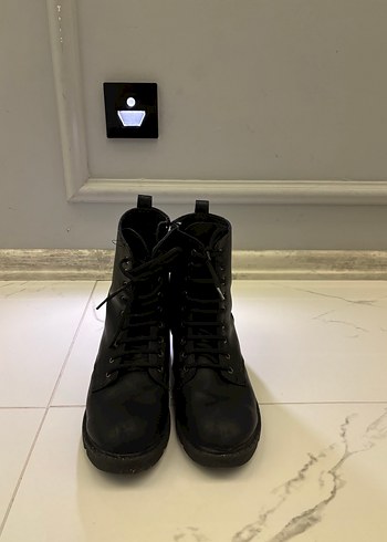 Siyah Deri kadın bot - Görsel 2