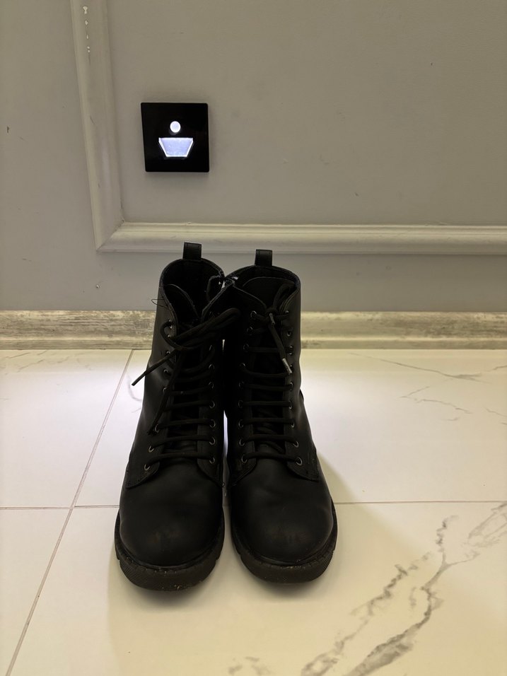 Siyah Deri kadın bot - Görsel 2