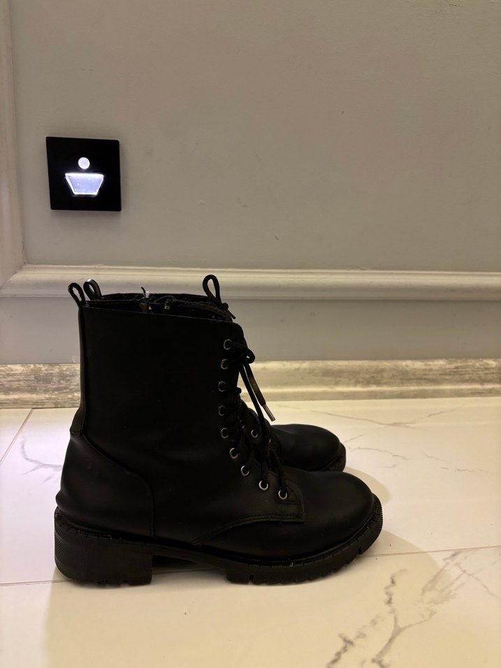 Siyah Deri kadın bot - Görsel 3