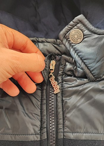 Erkek Çocuk Siyah Kapüşonlu Kemerli Yelek - Görsel 5