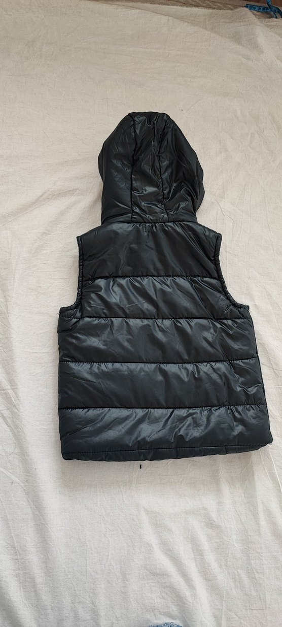 Erkek Çocuk Siyah Kapüşonlu Kemerli Yelek - Görsel 2