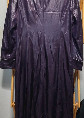 Düğmeli Parlak Mor Deri Görünümlü Kadın Uzun Yağmurluk-Pardesü - Görsel 3