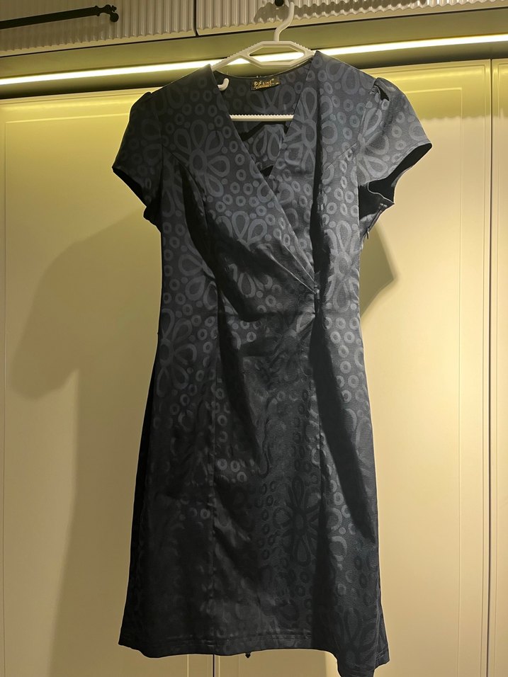 Siyah Yılan Desenli V Yaka Midi Elbise - Görsel 4