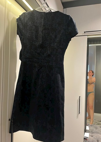 V yaka siyah yılan desenli mini elbise - Görsel 5