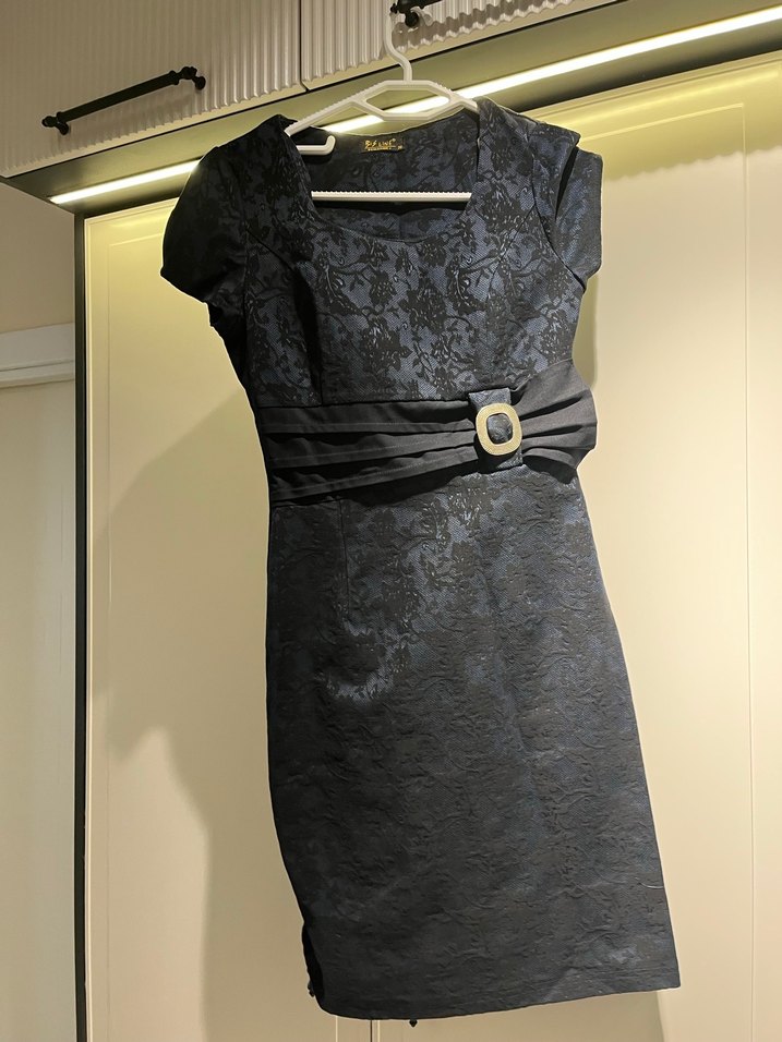 V yaka siyah yılan desenli mini elbise - Görsel 4