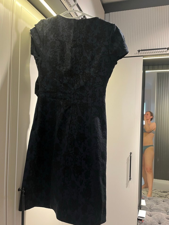 V yaka siyah yılan desenli mini elbise - Görsel 5