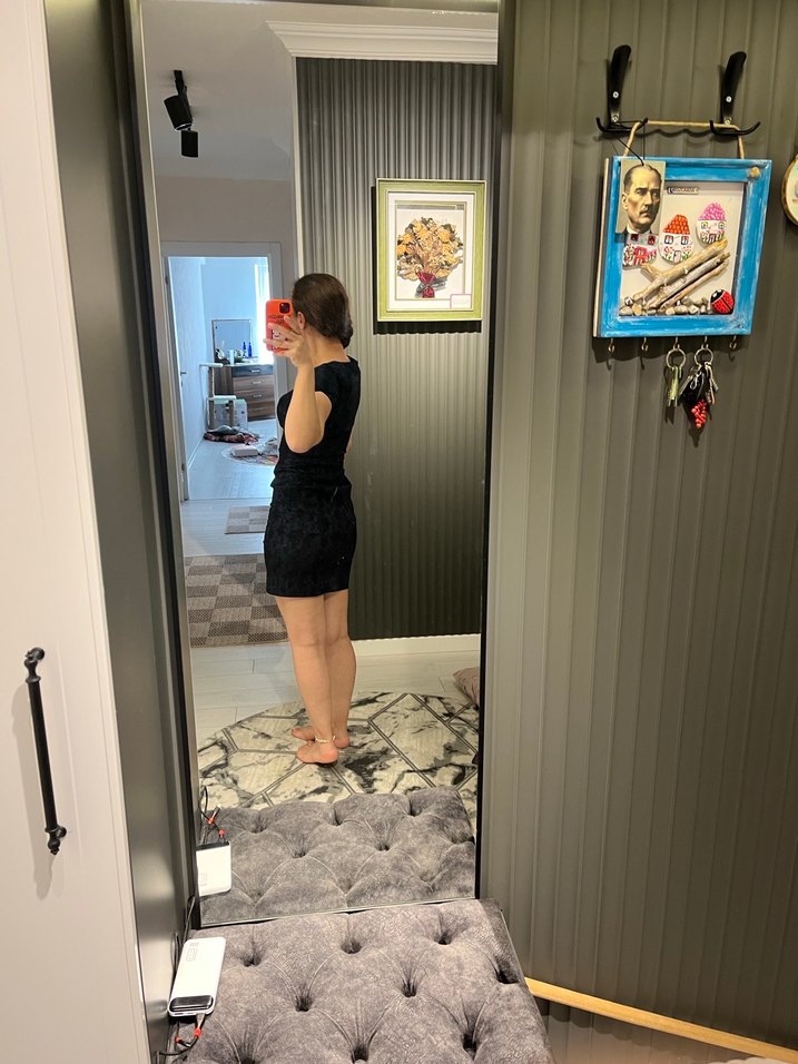 V yaka siyah yılan desenli mini elbise - Görsel 3