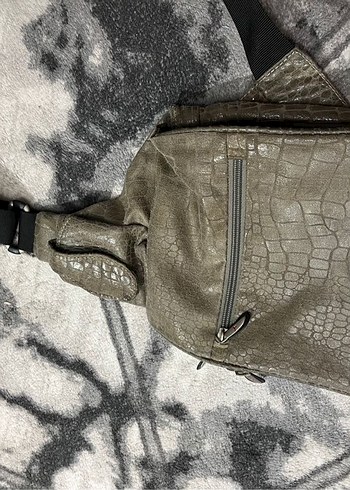 Gri Yılan Desenli Deri Çapraz Çanta - Görsel 3