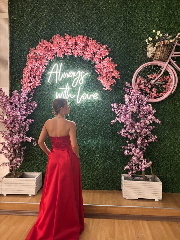 Kırmızı Saten Uzun Straplez Kadın Abiye - Görsel 3