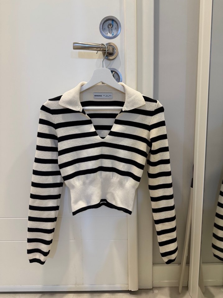 V Yaka Çizgili Pamuklu Triko Kazak - Görsel 2