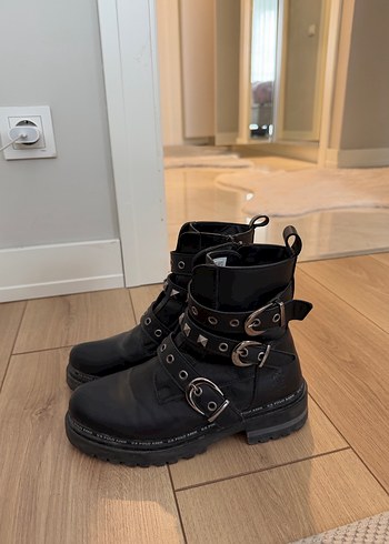 Siyah Deri Tokalı Gotik Botlar - Görsel 2