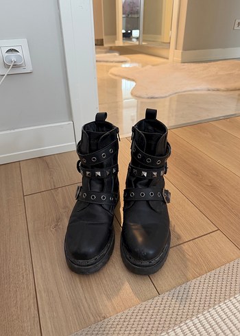 Siyah Deri Tokalı Gotik Botlar - Görsel 4