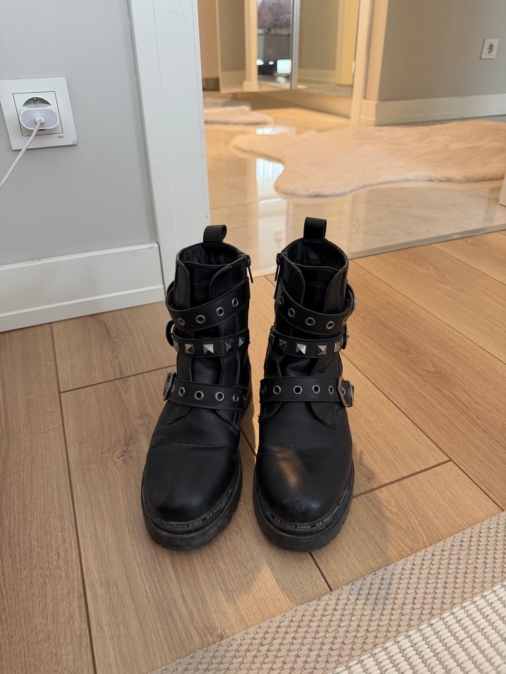 Siyah Deri Tokalı Gotik Botlar - Görsel 4