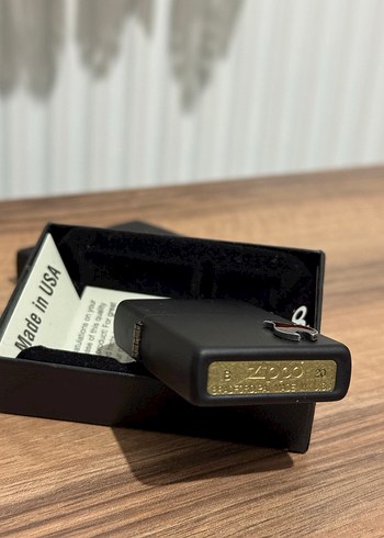 Siyah üzerine alev işlemeli orijinal zippo - Görsel 2