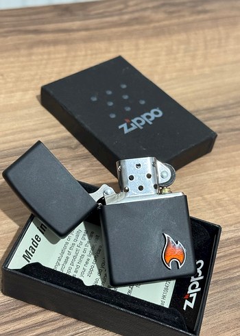 Siyah üzerine alev işlemeli orijinal zippo - Görsel 3