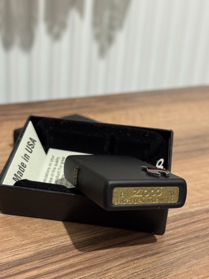 Siyah üzerine alev işlemeli orijinal zippo - Görsel 2