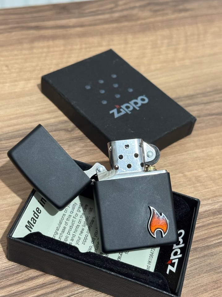 Siyah üzerine alev işlemeli orijinal zippo - Görsel 3