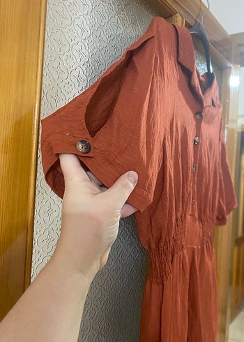 Turuncu beli lastikli kolları düğmeli elbise