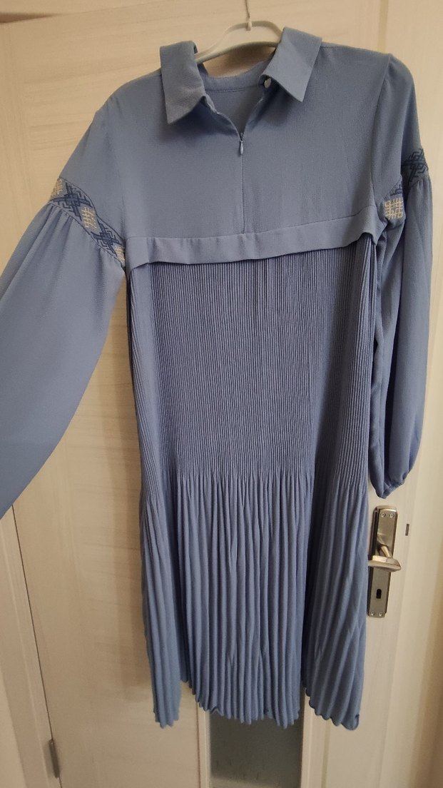 Nakışlı Piliseli Uzun Kollu Mavi Elbise - Görsel 3