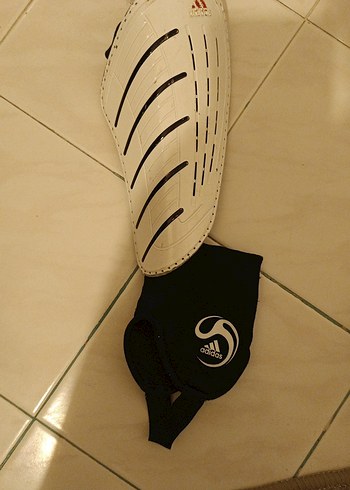 Beyaz Adidas futbol dizliğidir beden m. orjinaldir