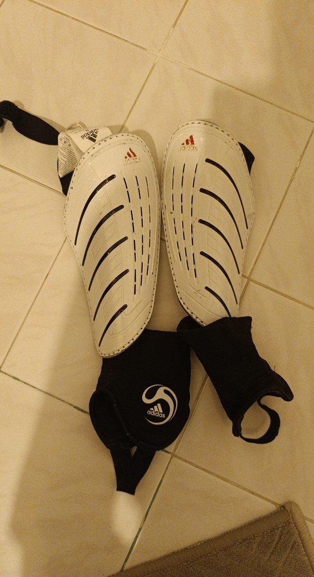 Beyaz Adidas futbol dizliğidir beden m. orjinaldir - Görsel 3