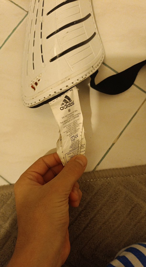 Beyaz Adidas futbol dizliğidir beden m. orjinaldir - Görsel 2