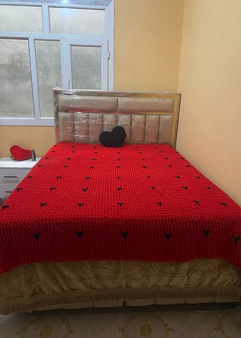 Kırmızı Örgü Battaniye Siyah kalp Detaylı - Görsel 4