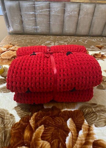 Kırmızı Örgü Battaniye Siyah kalp Detaylı - Görsel 3