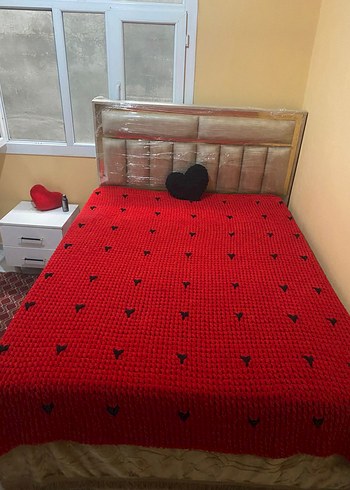 Kırmızı Örgü Battaniye Siyah kalp Detaylı - Görsel 2