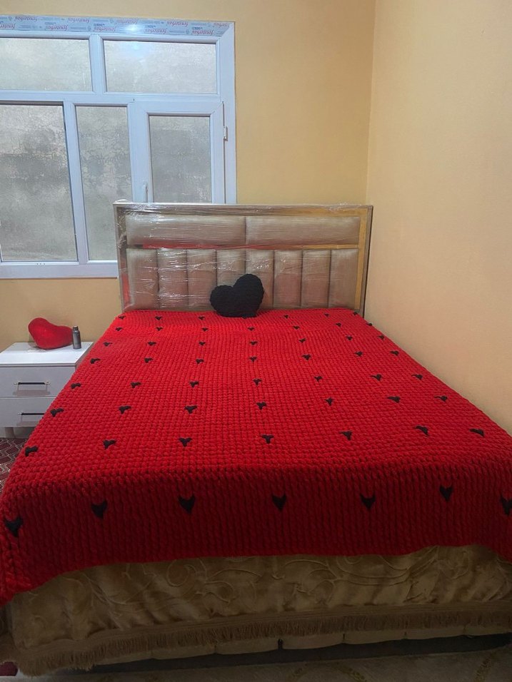 Kırmızı Örgü Battaniye Siyah kalp Detaylı - Görsel 5