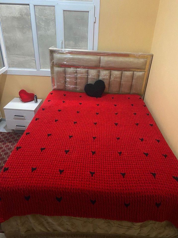 Kırmızı Örgü Battaniye Siyah kalp Detaylı - Görsel 2