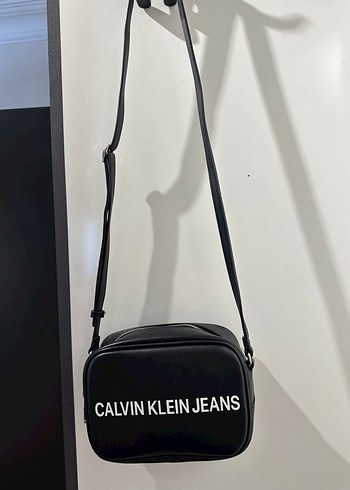 Calvin Klein Siyah Deri Kadın Çapraz Çanta
