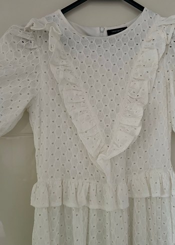 Beyaz Nakışlı Fırfırlı Pamuk Elbise - Görsel 3