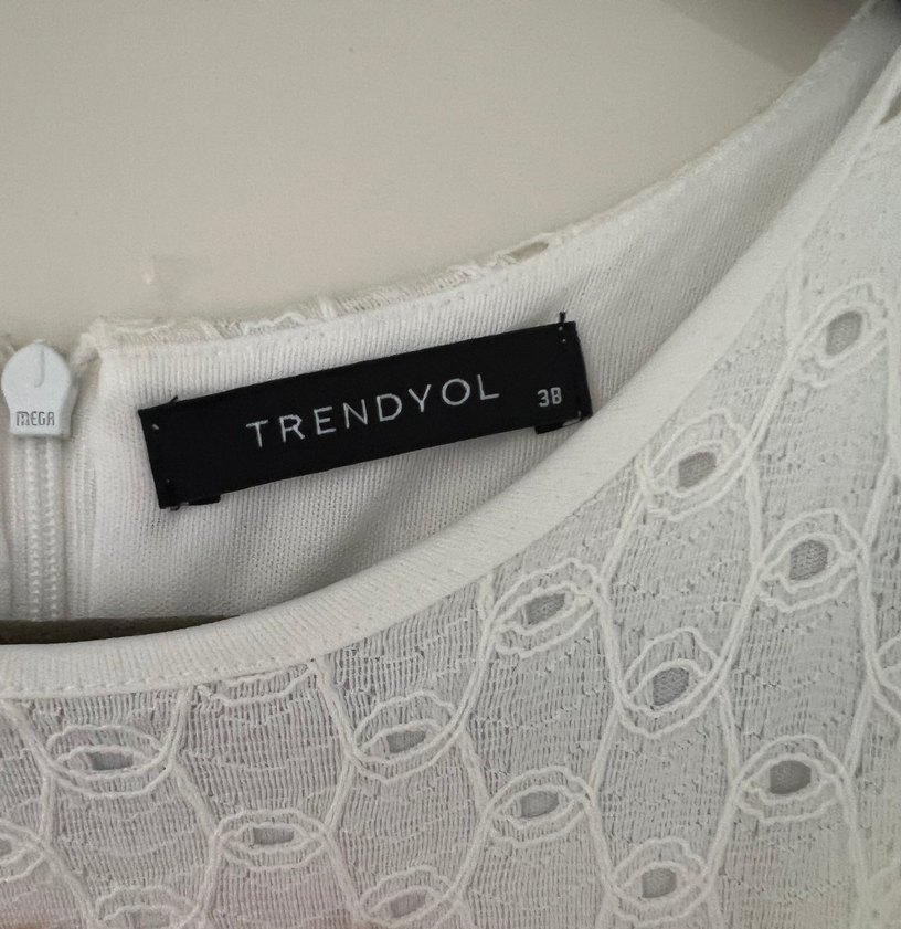 Beyaz Nakışlı Fırfırlı Pamuk Elbise - Görsel 2