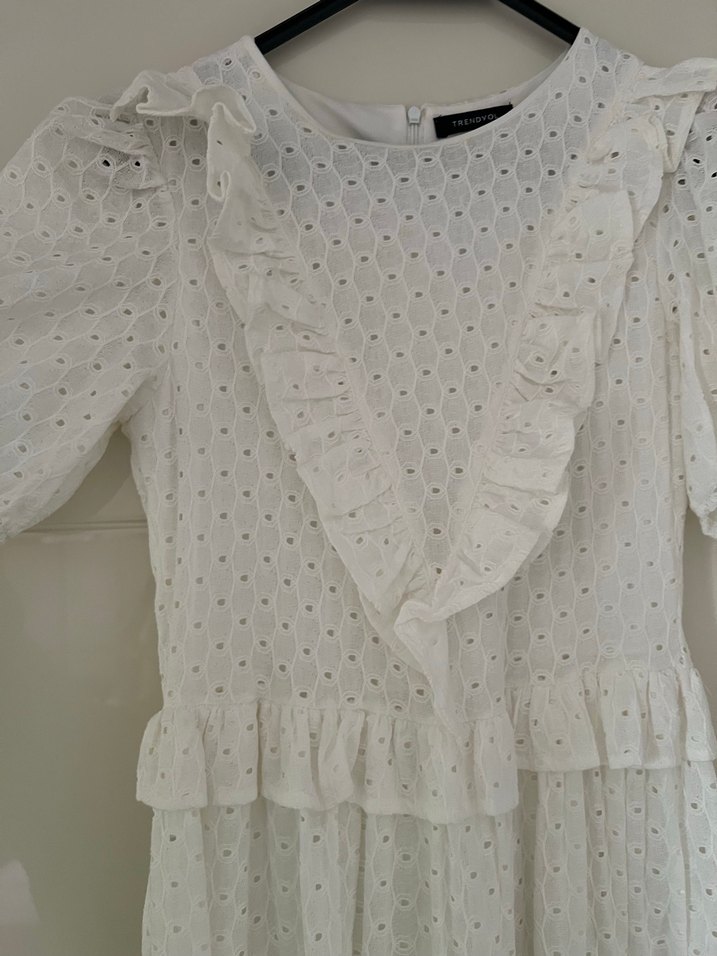 Beyaz Nakışlı Fırfırlı Pamuk Elbise - Görsel 3