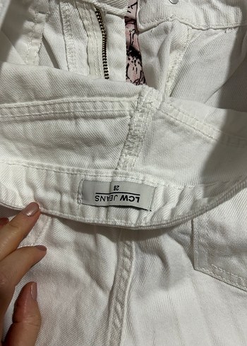 Beyaz Loose Fit Mini Denim Şort - Görsel 3