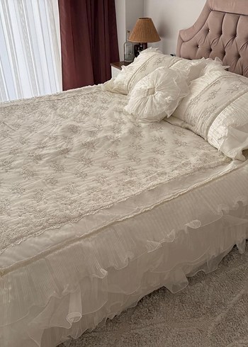 Nakışlı Beyaz Yatak Örtüsü - Görsel 3