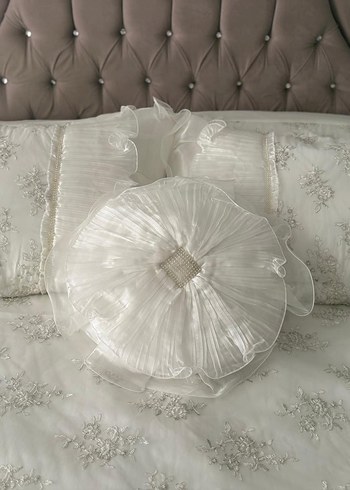 Nakışlı Beyaz Yatak Örtüsü - Görsel 2