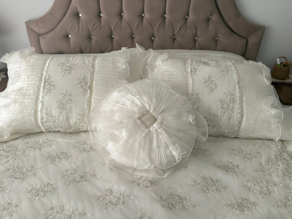 Nakışlı Beyaz Yatak Örtüsü - Görsel 2