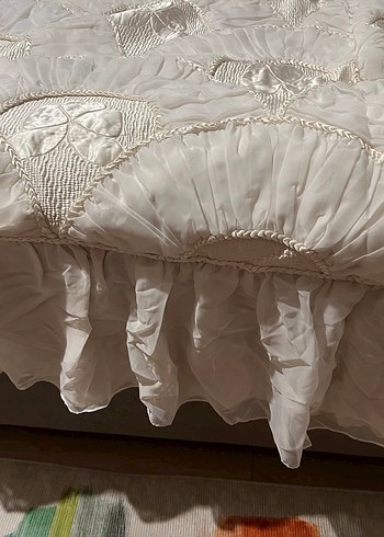 İşlemeli Parlak Beyaz yatak örtüsü - Görsel 2