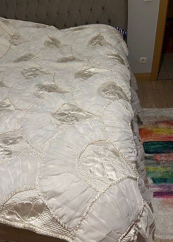 İşlemeli Parlak Beyaz yatak örtüsü - Görsel 4