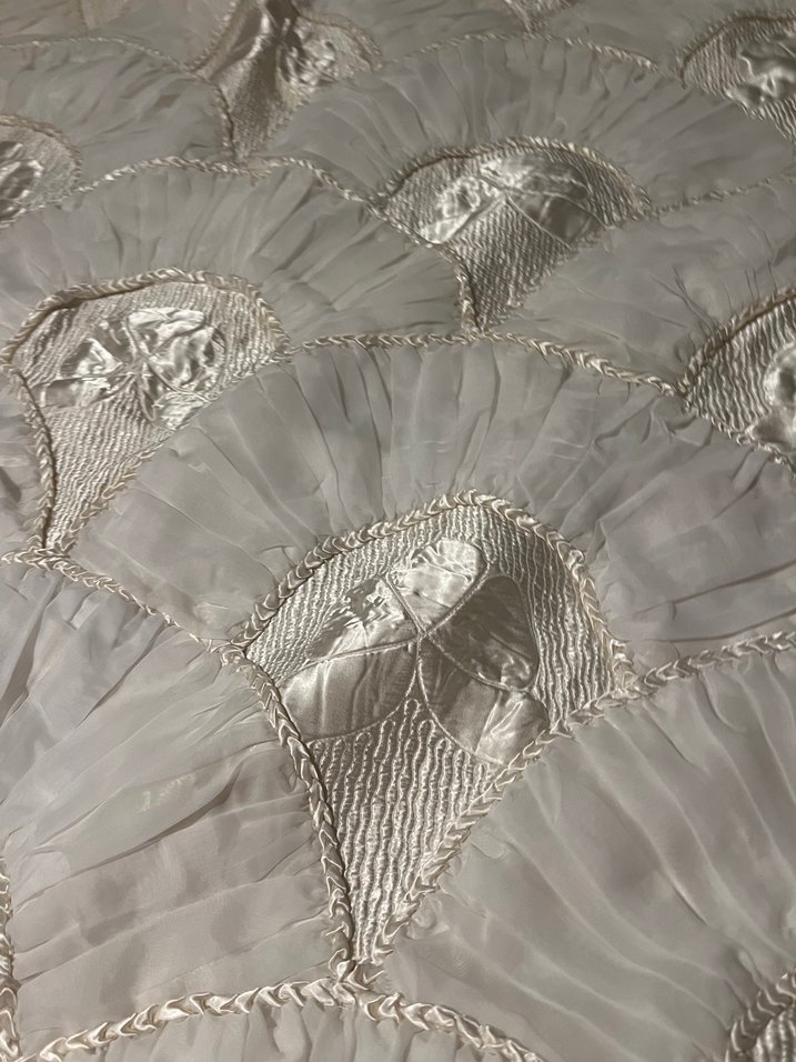 İşlemeli Parlak Beyaz yatak örtüsü - Görsel 3